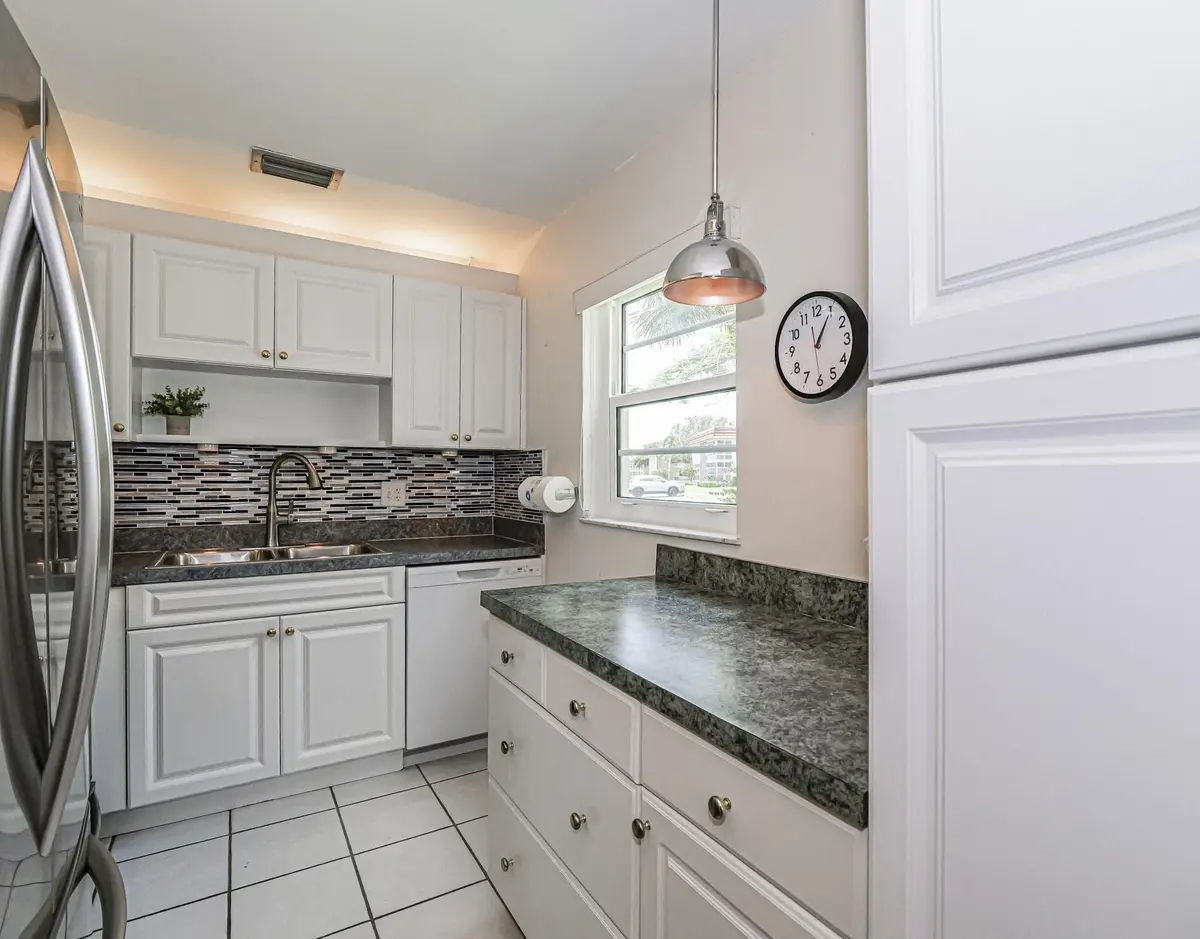 4 (9) at 109 Spring Lake Court 105, Vero Beach