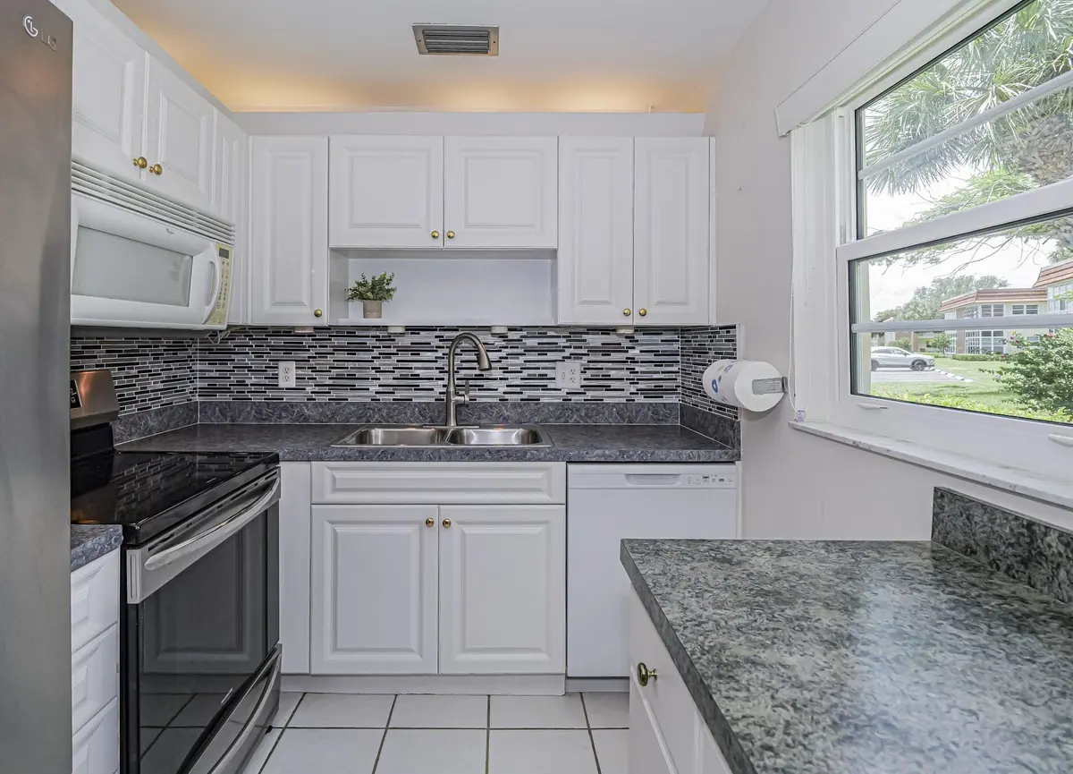 5 (9) at 109 Spring Lake Court 105, Vero Beach