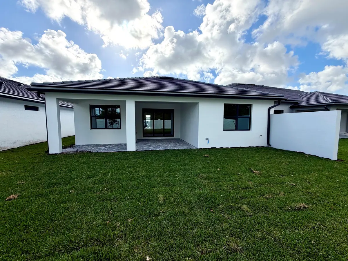 97 Yard at 4393 Mersin Lane Prestige 97, Lake Worth