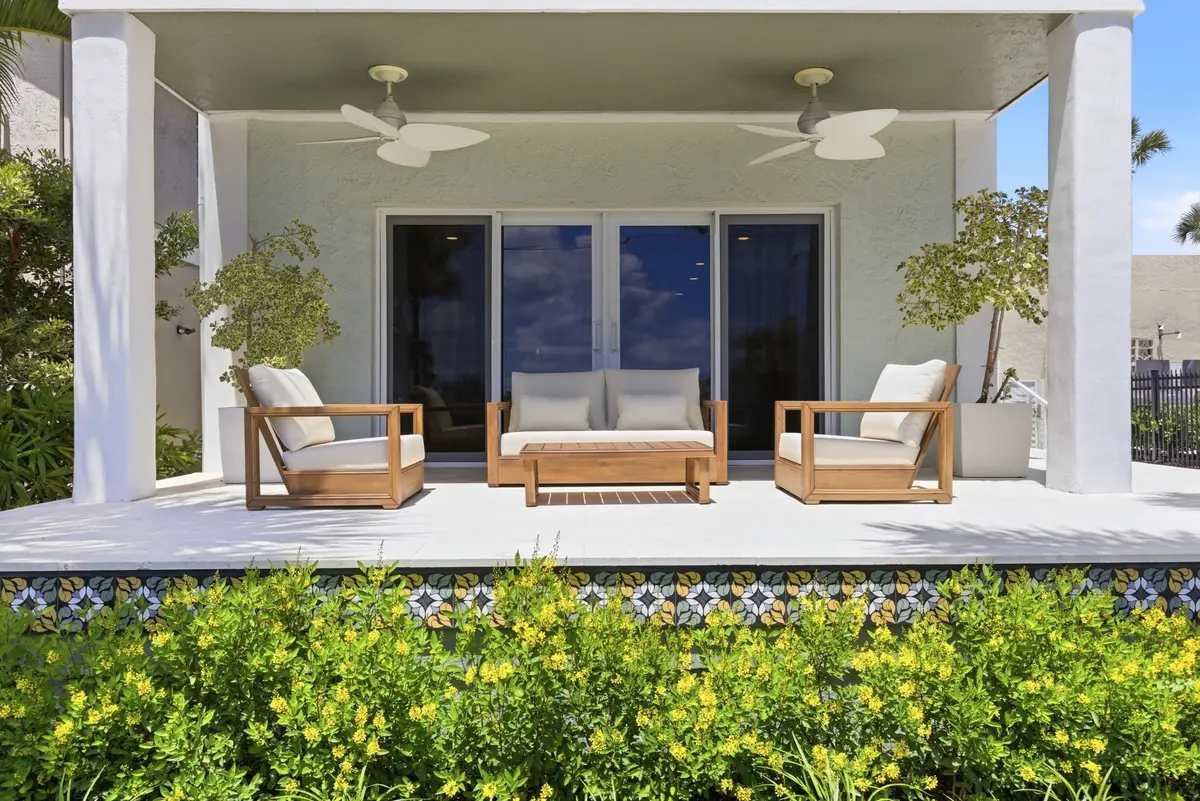 007_00007_852 at 325 Poinciana Drive, Fort Lauderdale