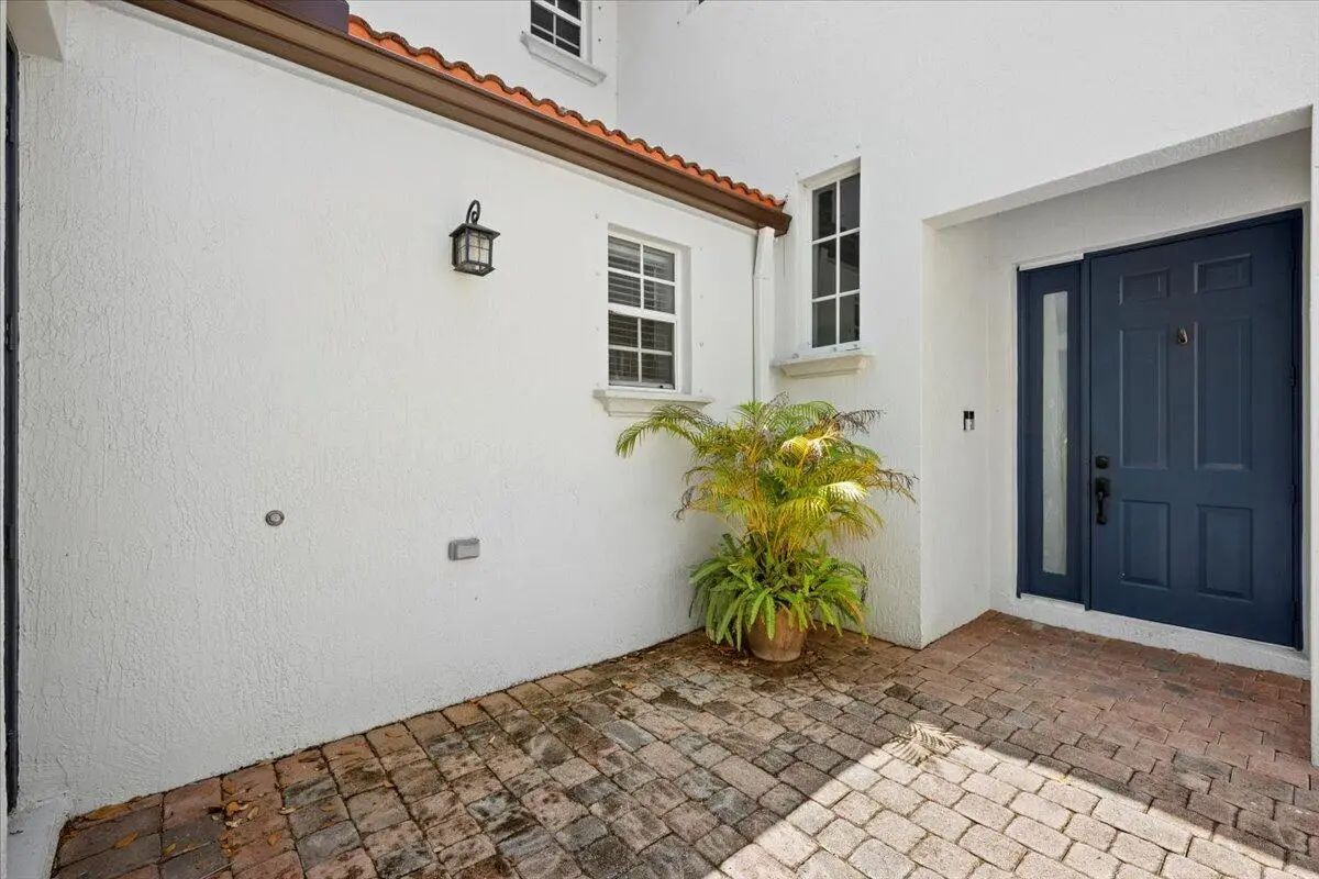 Inviting Courtyard Entryway at 956 Mill Creek Drive, Palm Beach Gardens