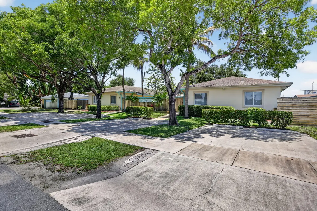 3-web-or-mls-699A8638 at 301 SW 16th Street, Fort Lauderdale