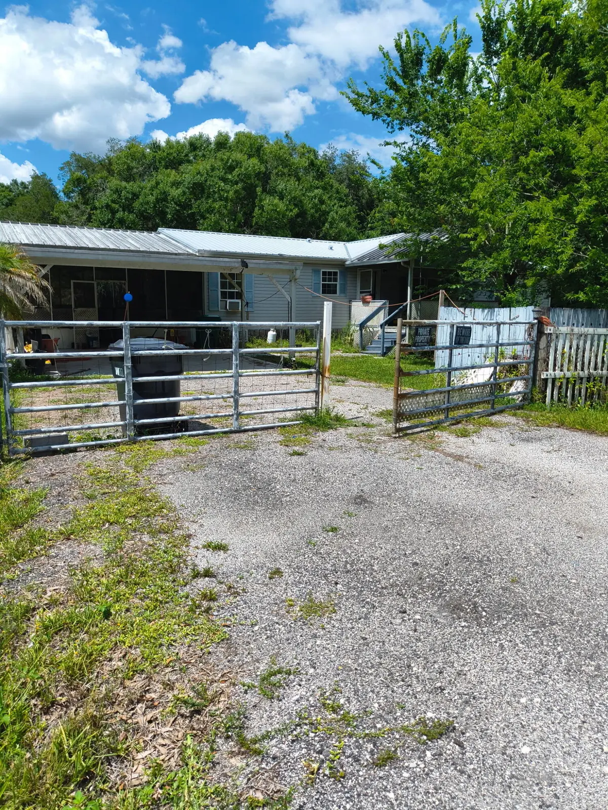 Tish photo outside at 6725 NE 8th Lane, Okeechobee