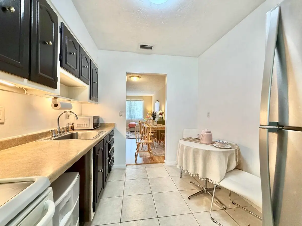 Kitchen at 19 Abbey Lane 204, Delray Beach