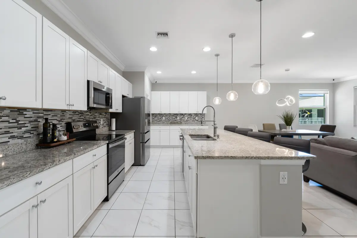 LARGE GRANITE ISLAND at 1600 NW Vivanco Street, Port St. Lucie