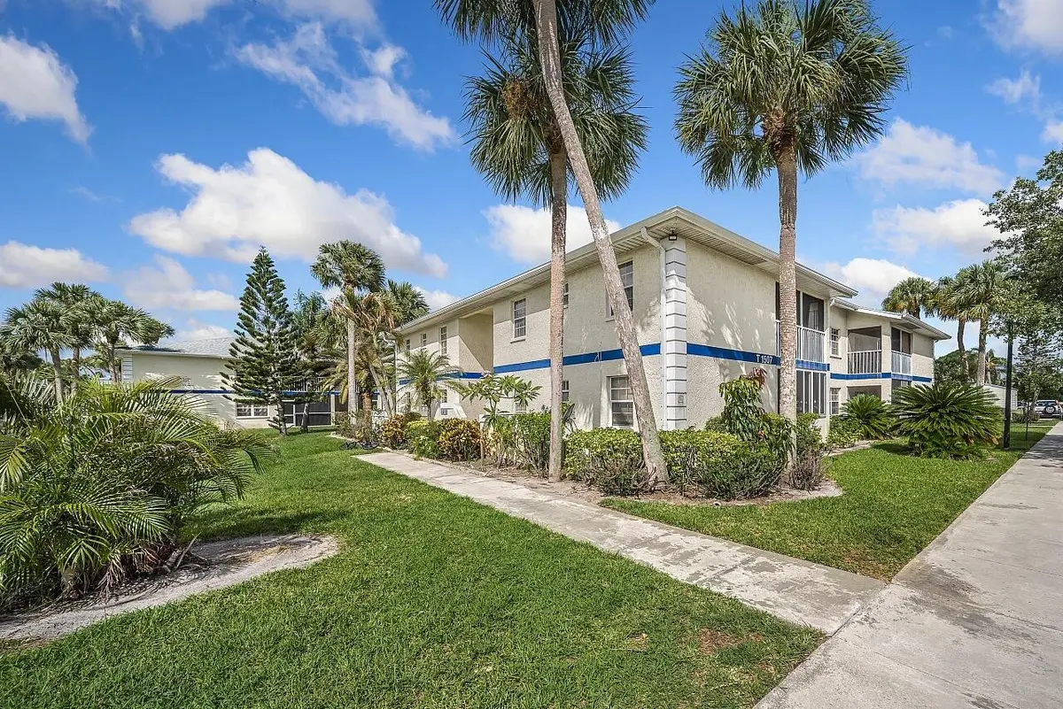 front at 1507 SE Royal Green Circle 102, Port St. Lucie