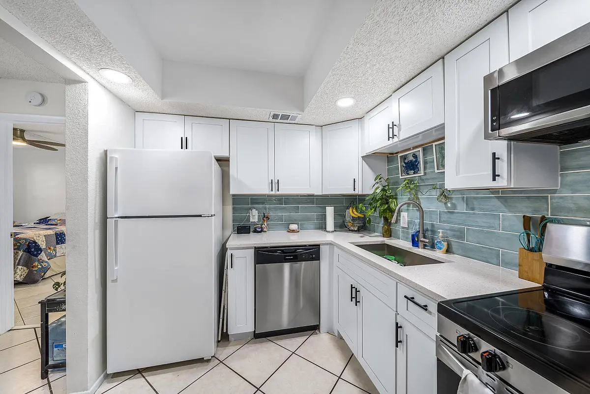 BB Kitchen at 1507 SE Royal Green Circle 102, Port St. Lucie