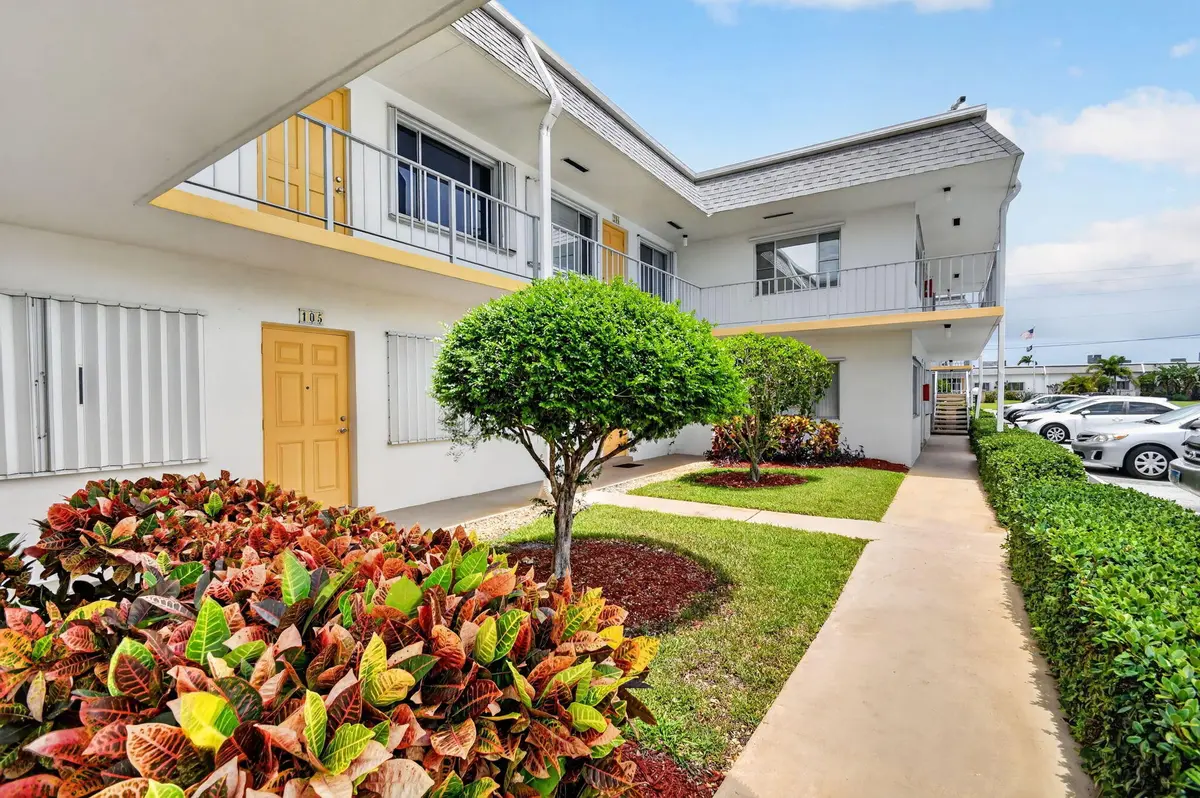 side garden at 3240 Lake Osborne Drive Apt 104, Lake Worth Beach