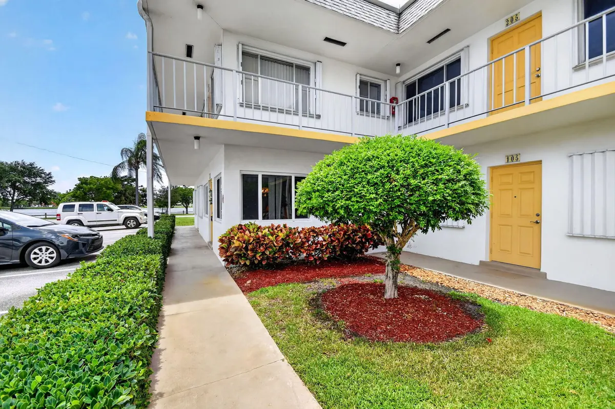 side garden at 3240 Lake Osborne Drive Apt 104, Lake Worth Beach