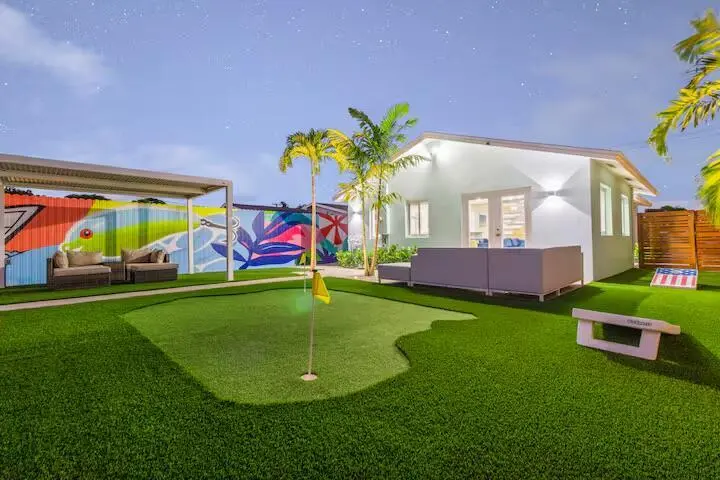 Putting at 322 NW 4th Avenue, Delray Beach
