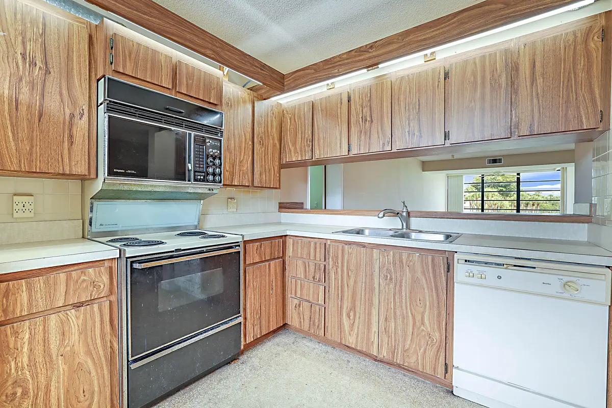 3526 Whitehall Drive # 302-15 at 3526 Whitehall Drive 302, West Palm Beach