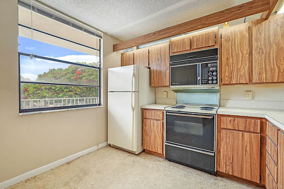 3526 Whitehall Drive # 302-16 at 3526 Whitehall Drive 302, West Palm Beach