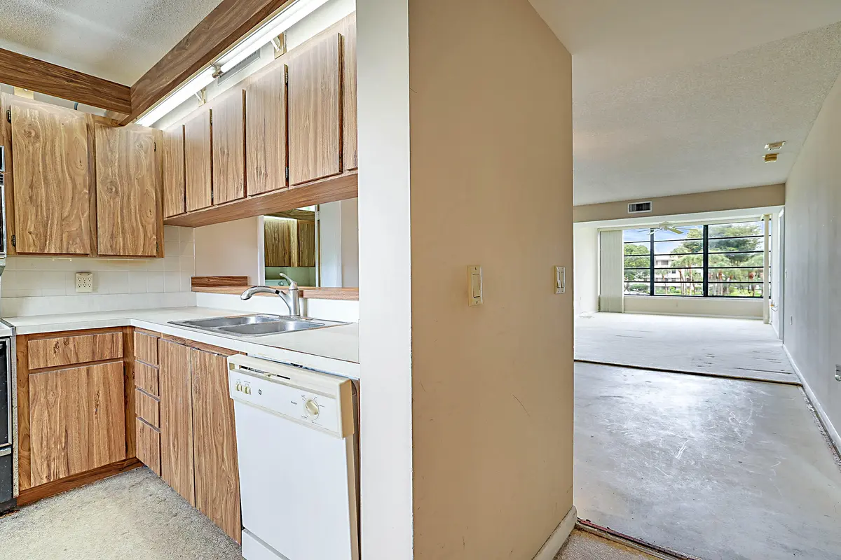 3526 Whitehall Drive # 302-19 at 3526 Whitehall Drive 302, West Palm Beach
