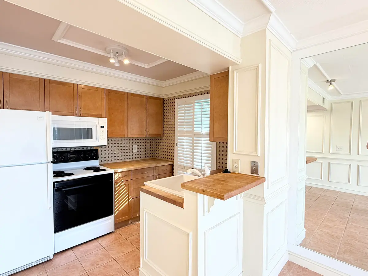 kitchen at 273 Cypress Point Drive, Palm Beach Gardens