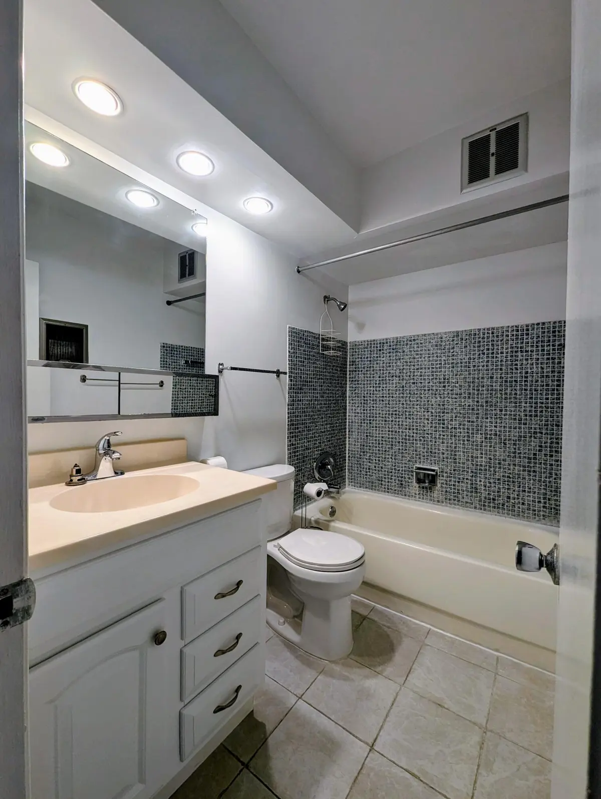 cf3a5f02-94dd-4f17-8772-dea1f0145bf0~1 at 131 Doolen Court 303, North Palm Beach