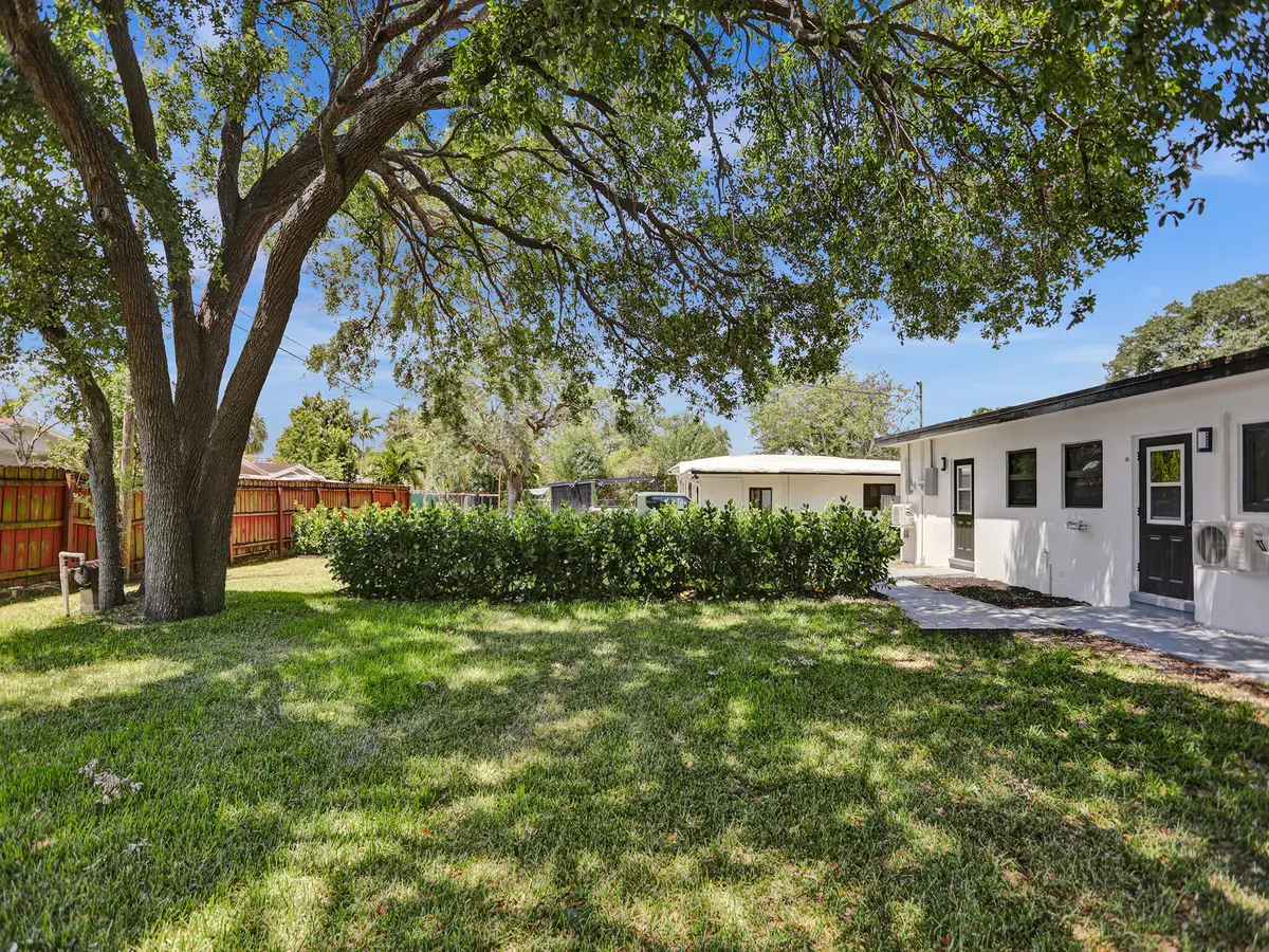 3W1A4240 at 950 SW 29th Street, Fort Lauderdale