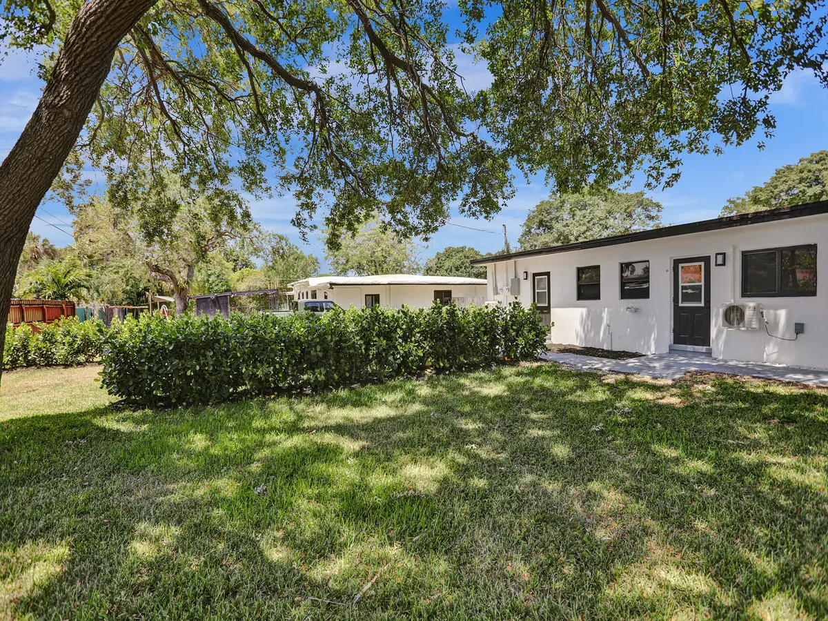 3W1A4243 at 950 SW 29th Street, Fort Lauderdale
