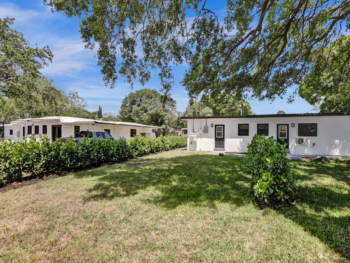 3W1A4246 at 950 SW 29th Street, Fort Lauderdale