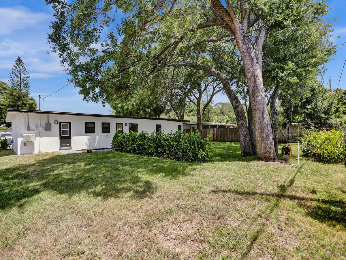 3W1A4249 at 950 SW 29th Street, Fort Lauderdale