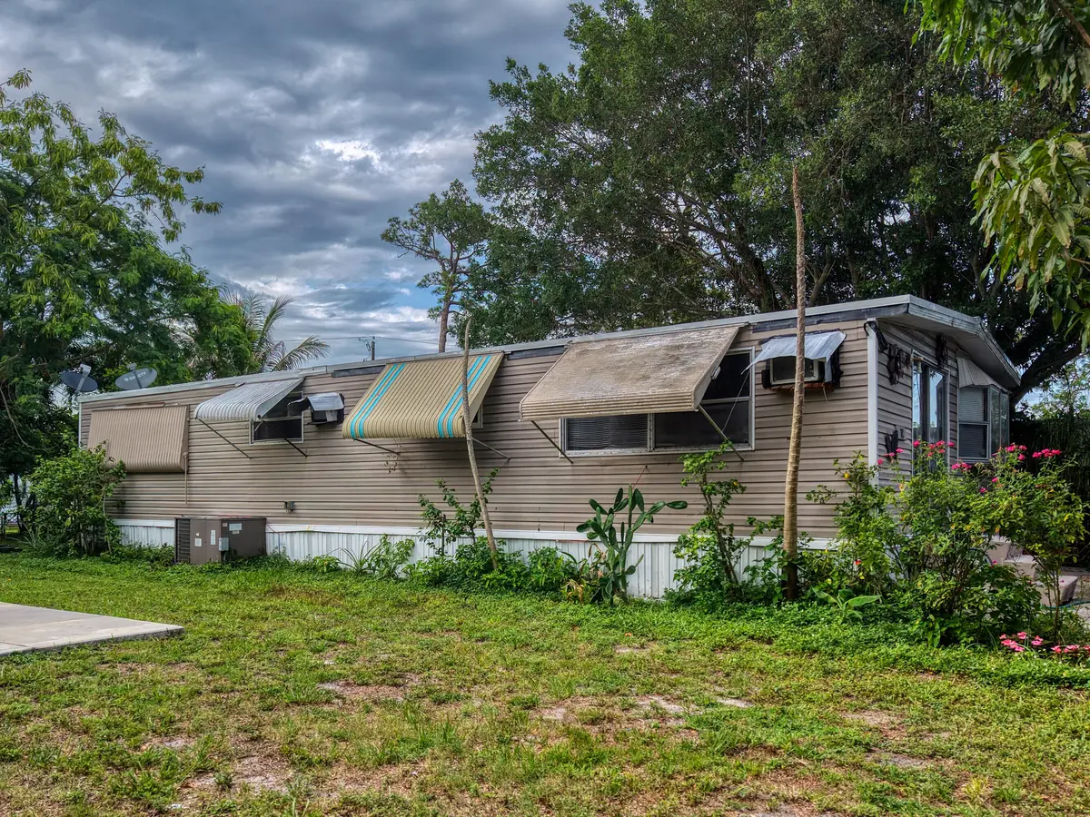 1 Exteriors (4) at 32 Lisa Lane, Greenacres