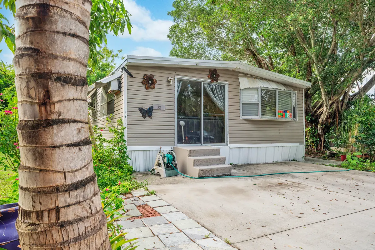 1 Exteriors (5) at 32 Lisa Lane, Greenacres