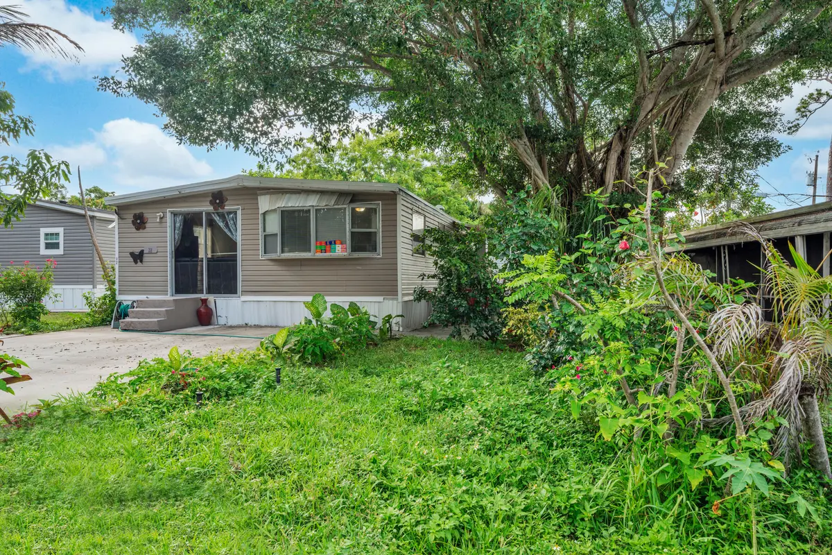 1 Exteriors (6) at 32 Lisa Lane, Greenacres