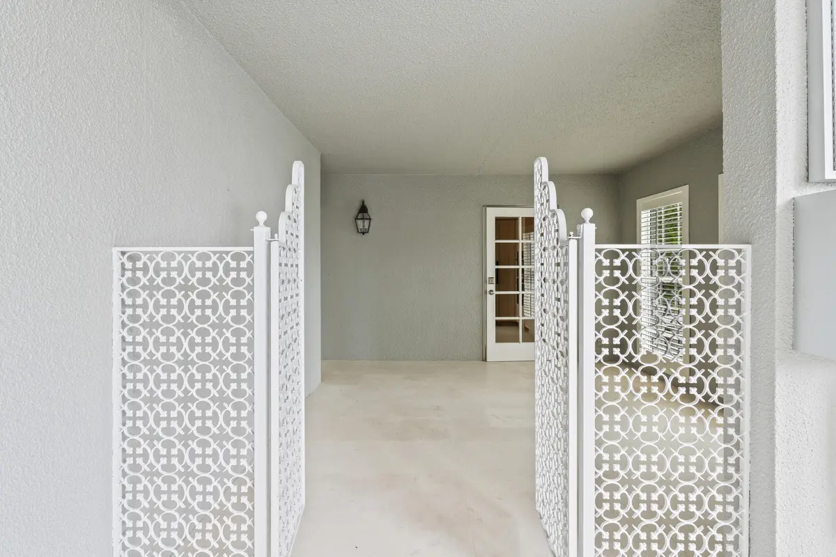 private front entry at 2185 Ibis Isle Road 1, Palm Beach