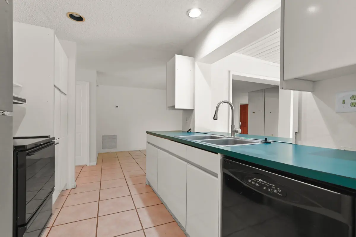 13 Kitchen 01 at 1019 Hickory Trail, Wellington
