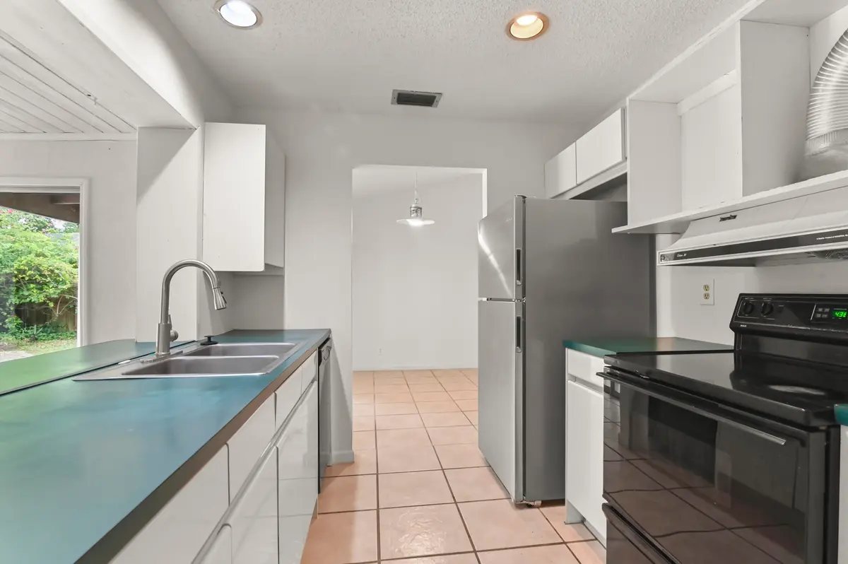 15 Kitchen 03 at 1019 Hickory Trail, Wellington