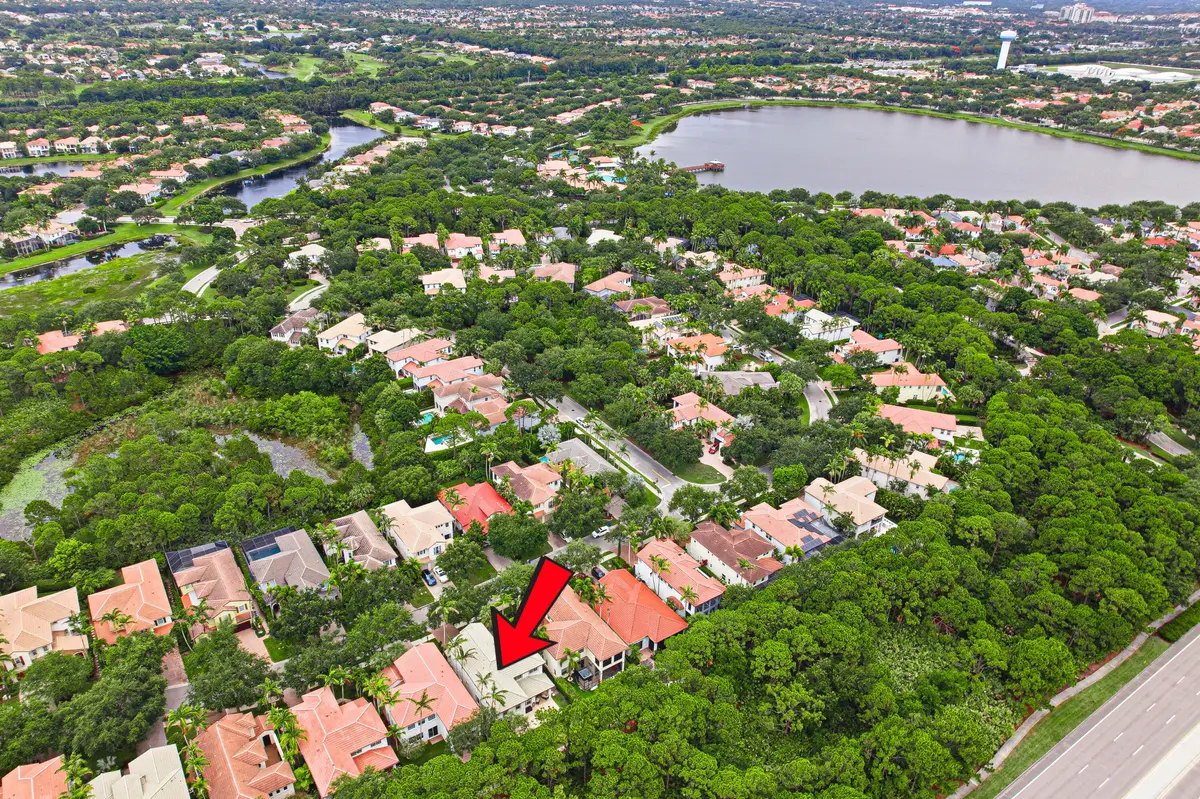 Location of Home to Clubhouse/Lake at 946 Mill Creek Drive, Palm Beach Gardens
