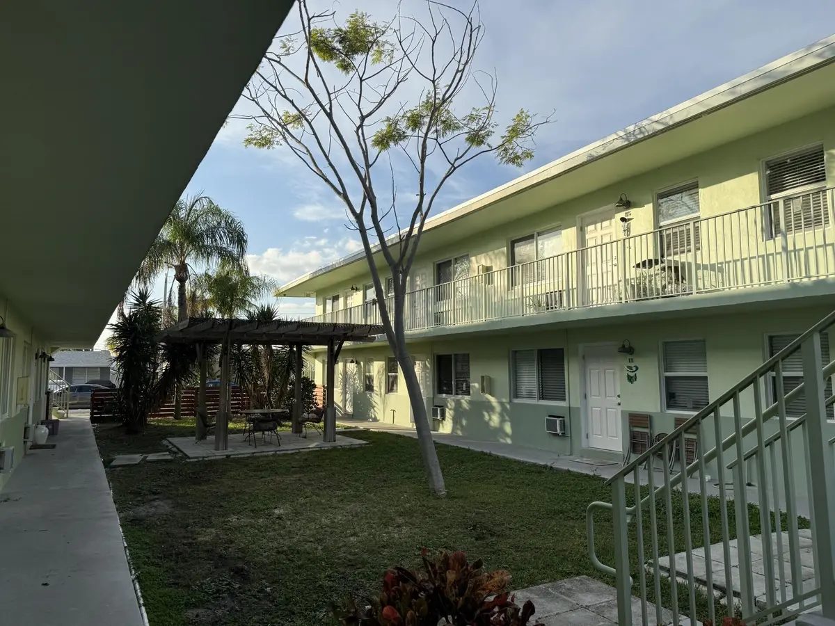 Courtyard at 1118 N H Street 15, Lake Worth Beach