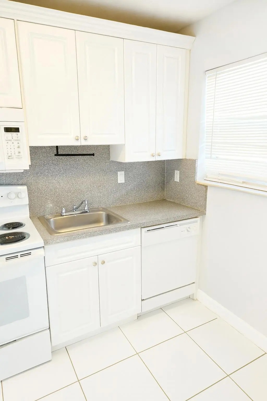 Kitchen 1 at 1001 SE 3rd Street 3, Deerfield Beach