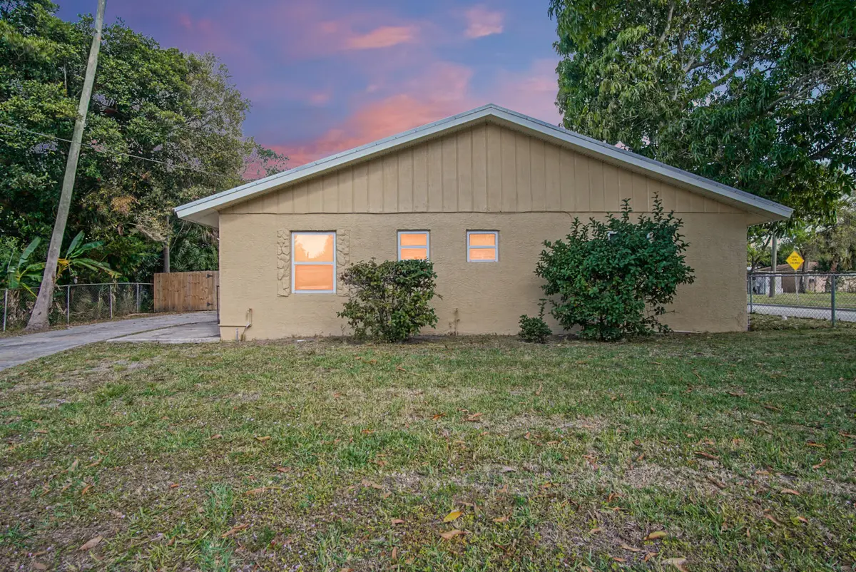 Airbnb home at 1002 Avenue, Fort Pierce