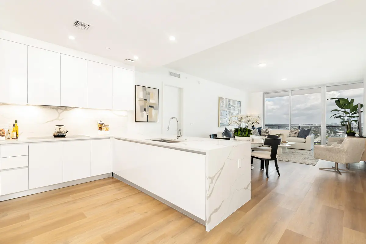 low-1 at 220 Lake Shore Drive 1813, Lake Park