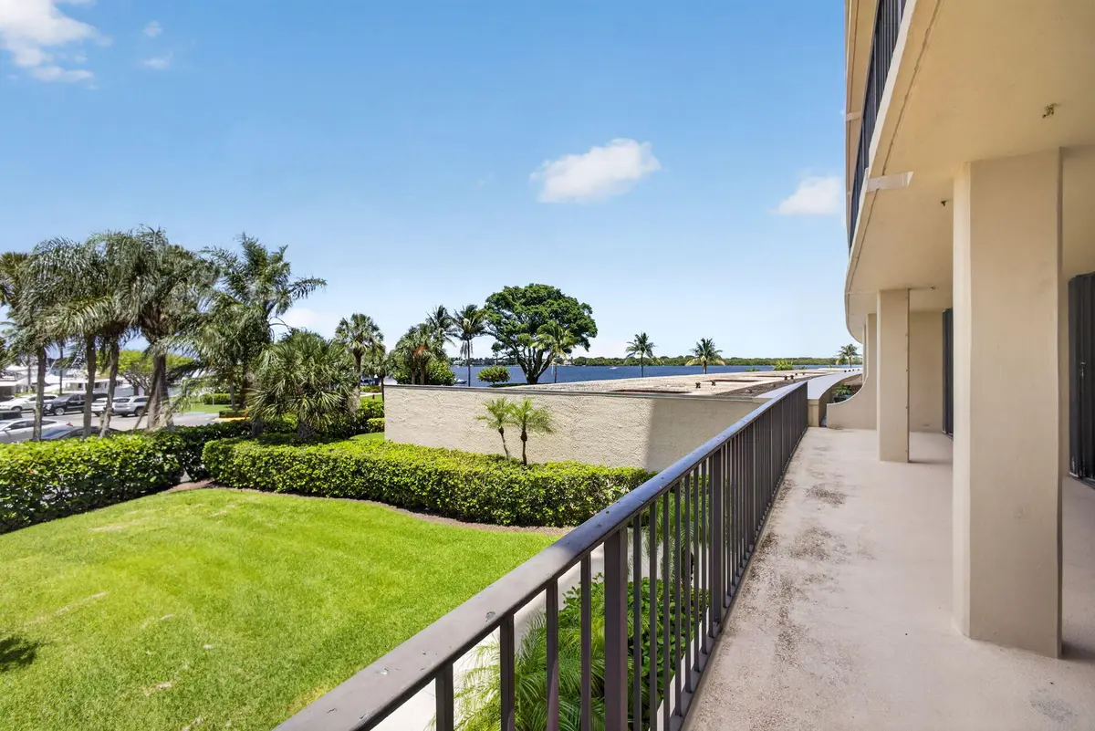 2-web-or-mls-5D1A2891 at 136 Lakeshore Drive, North Palm Beach