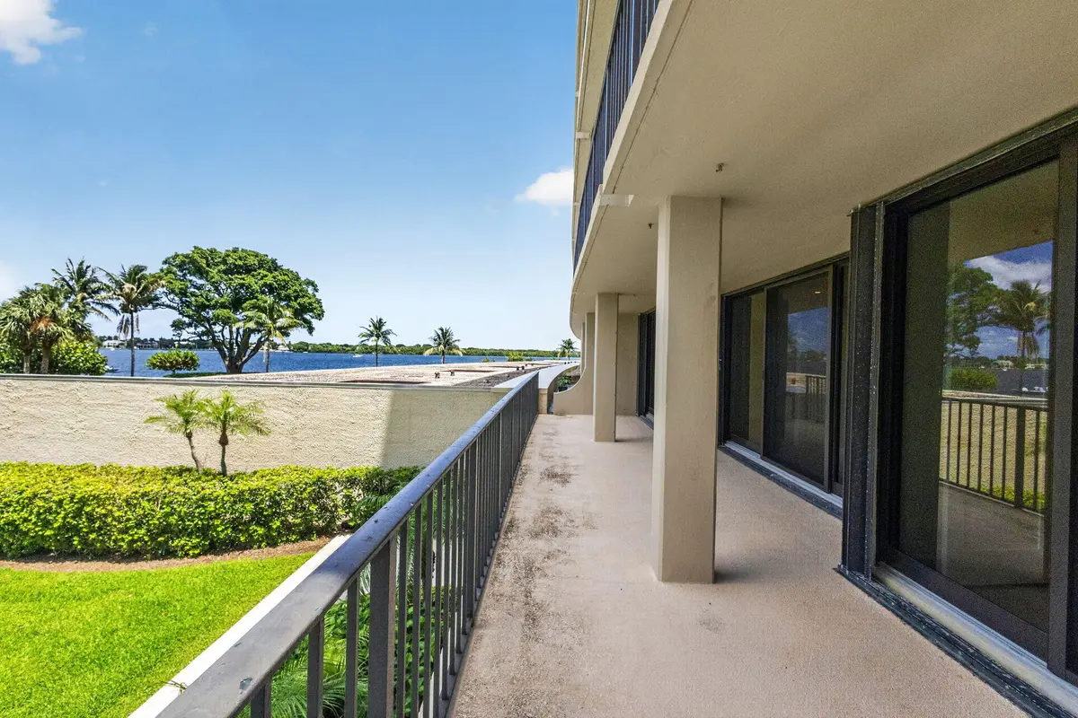 3-web-or-mls-5D1A2896 at 136 Lakeshore Drive, North Palm Beach