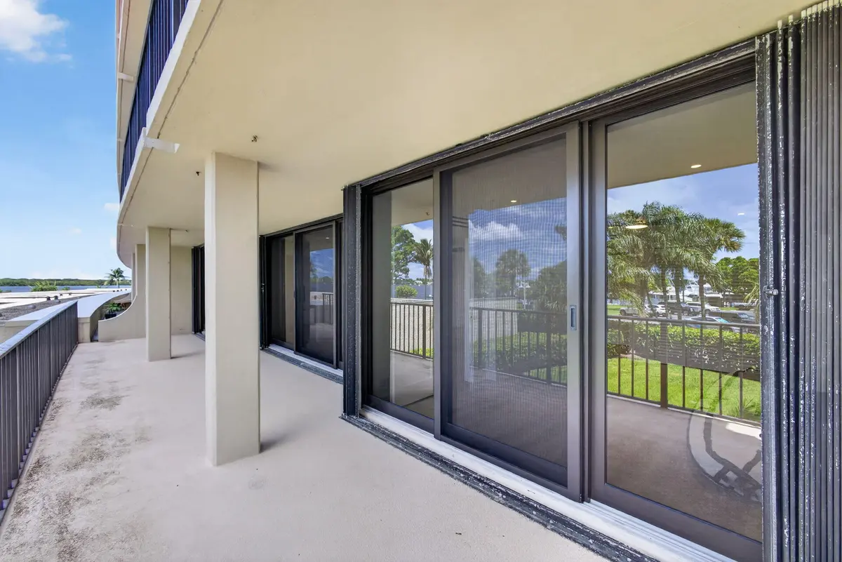 4-web-or-mls-5D1A2901 at 136 Lakeshore Drive, North Palm Beach