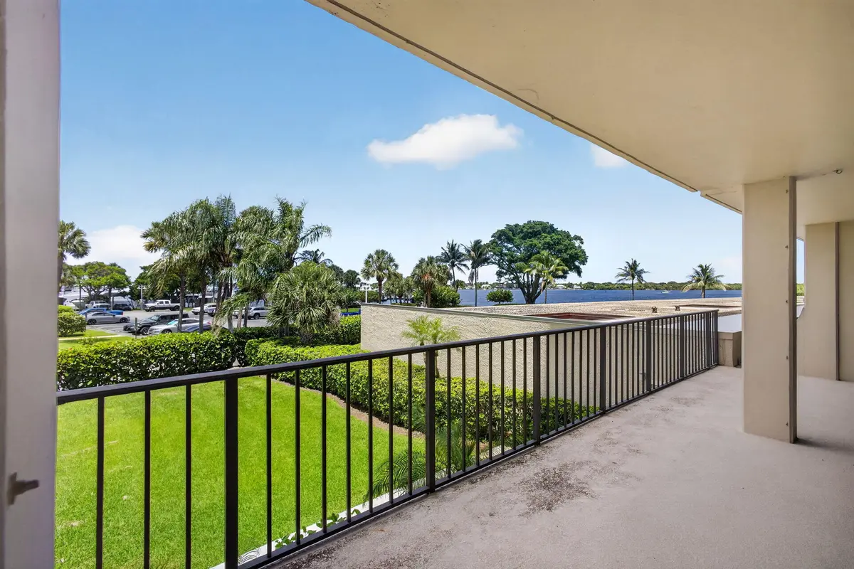5-web-or-mls-5D1A2906 at 136 Lakeshore Drive, North Palm Beach