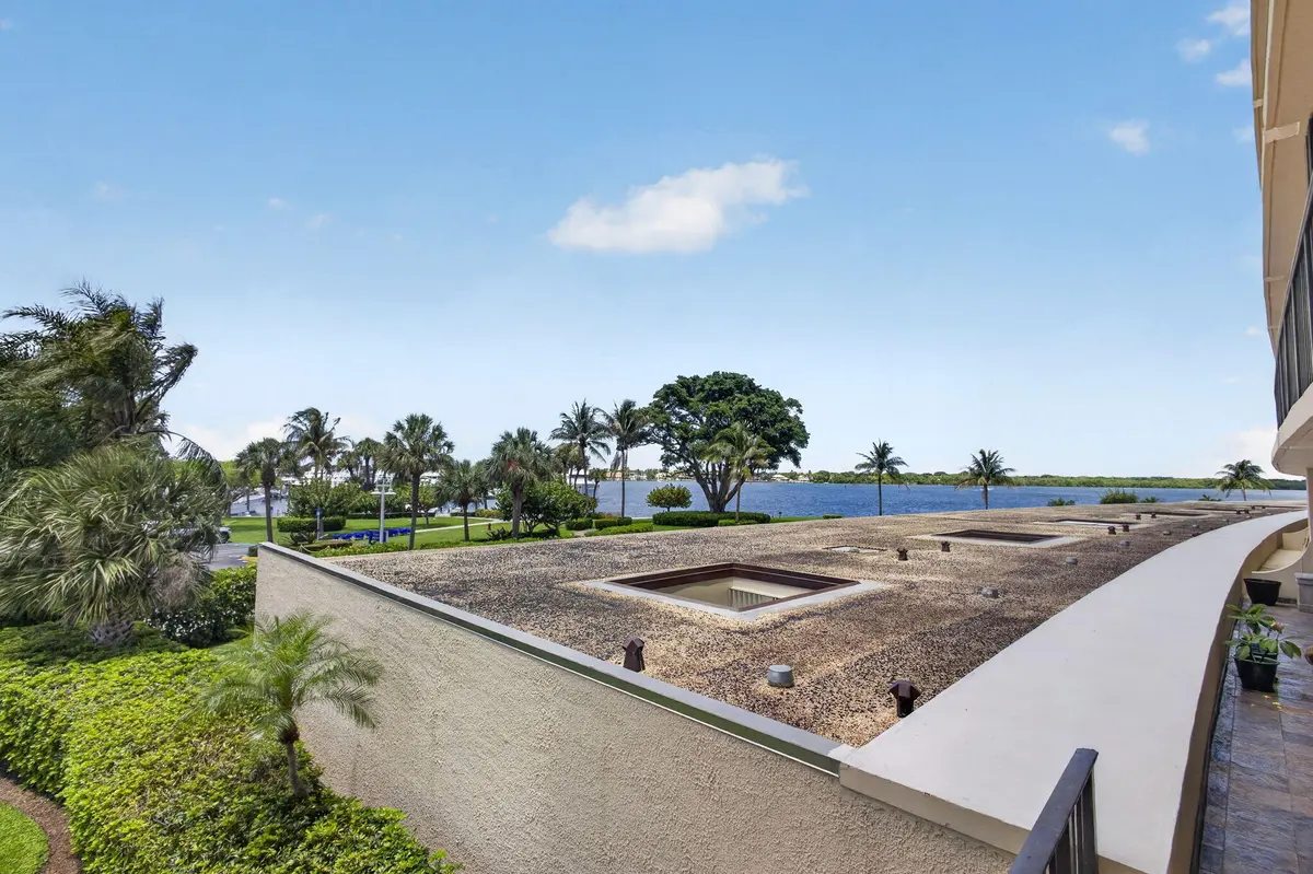 6-web-or-mls-5D1A2911 at 136 Lakeshore Drive, North Palm Beach