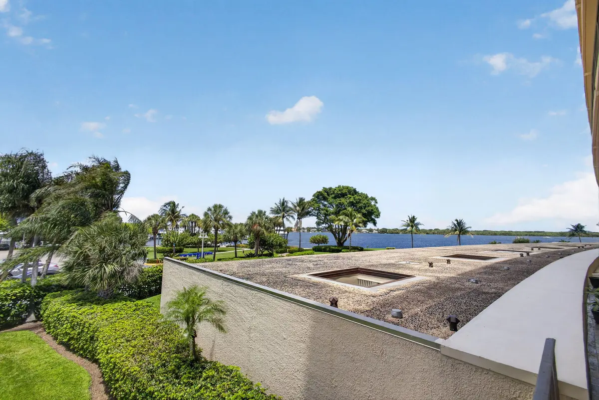 8-web-or-mls-5D1A2921 at 136 Lakeshore Drive, North Palm Beach