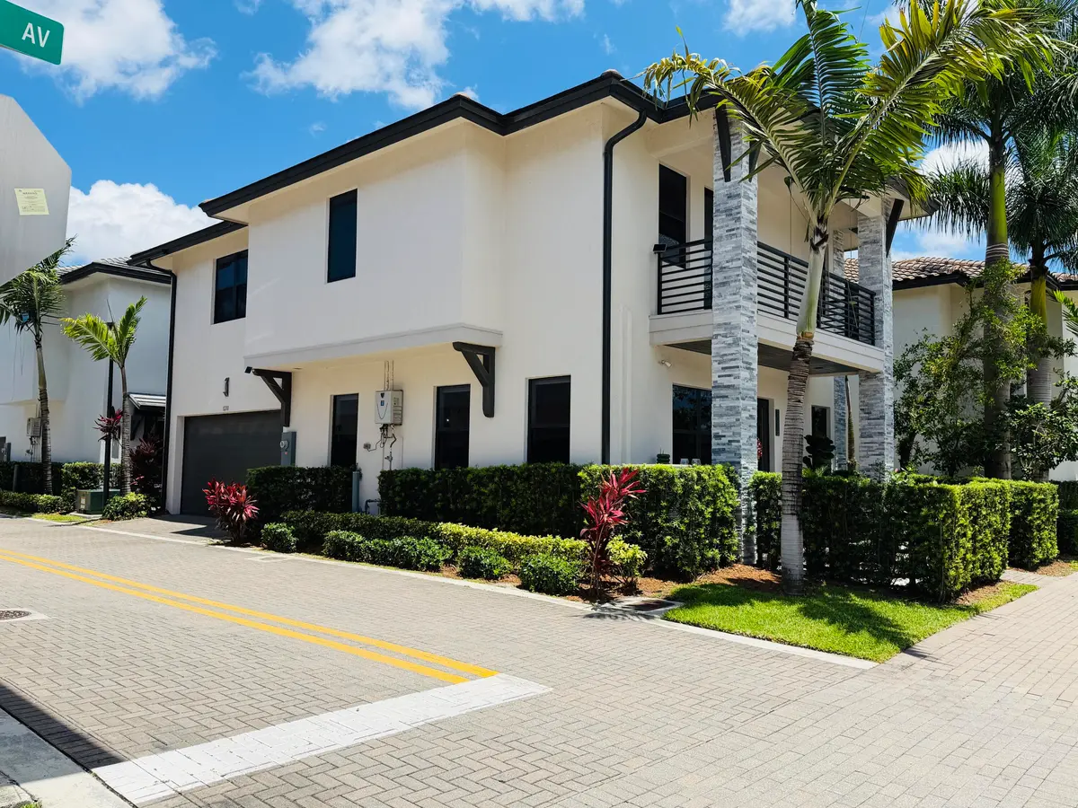 Front 4 at 8288 NW 44th Terrace, Doral