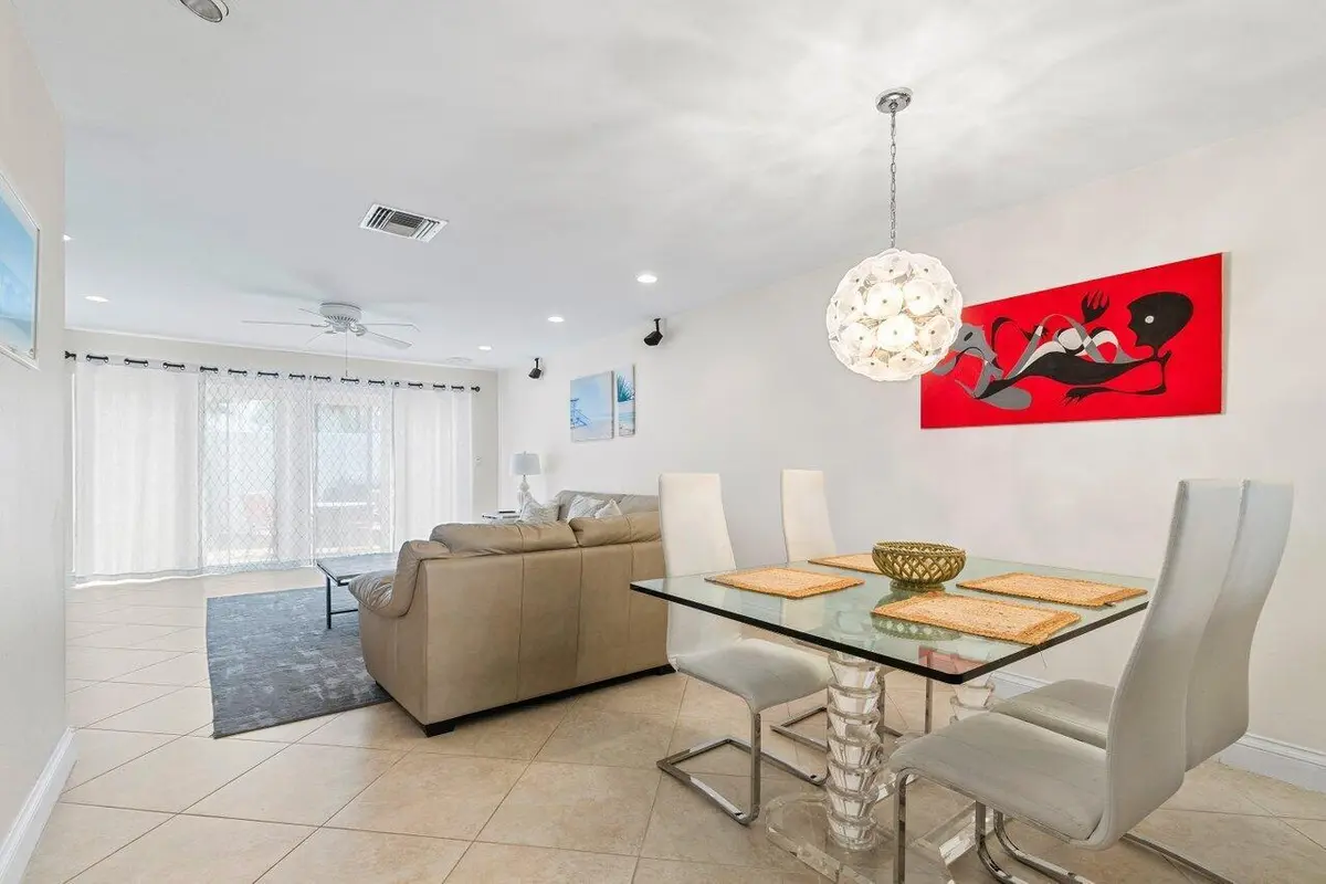 Dining room at 842 SE 19th Avenue 103, Deerfield Beach