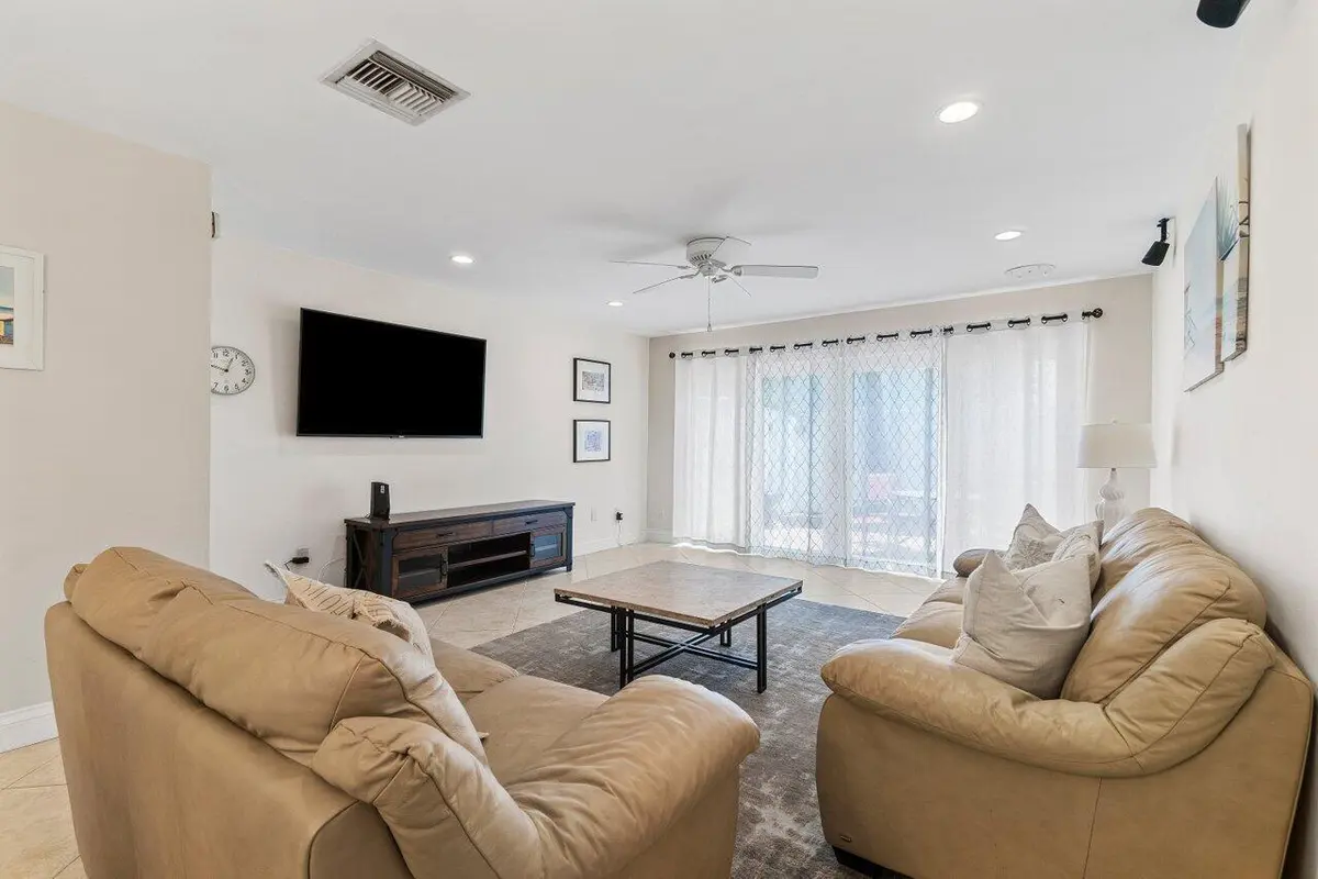 Living room at 842 SE 19th Avenue 103, Deerfield Beach