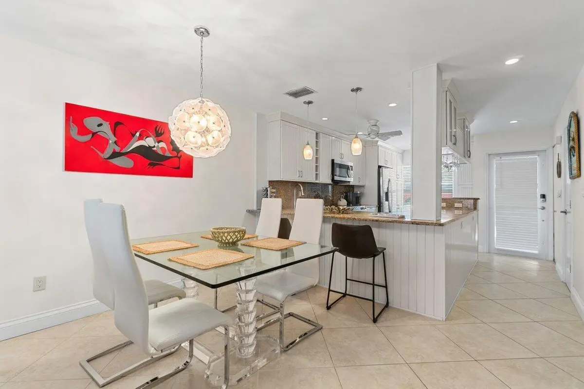 Dining room at 842 SE 19th Avenue 103, Deerfield Beach