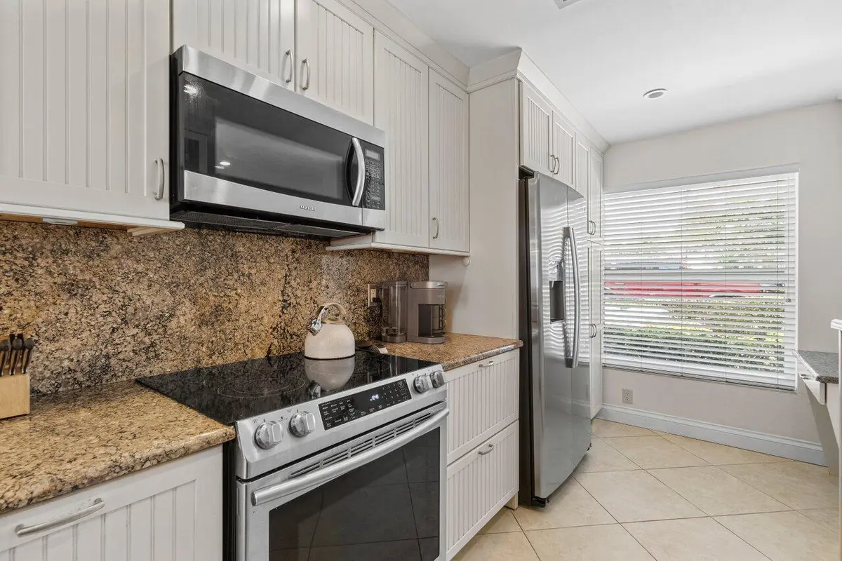 Kitchen at 842 SE 19th Avenue 103, Deerfield Beach