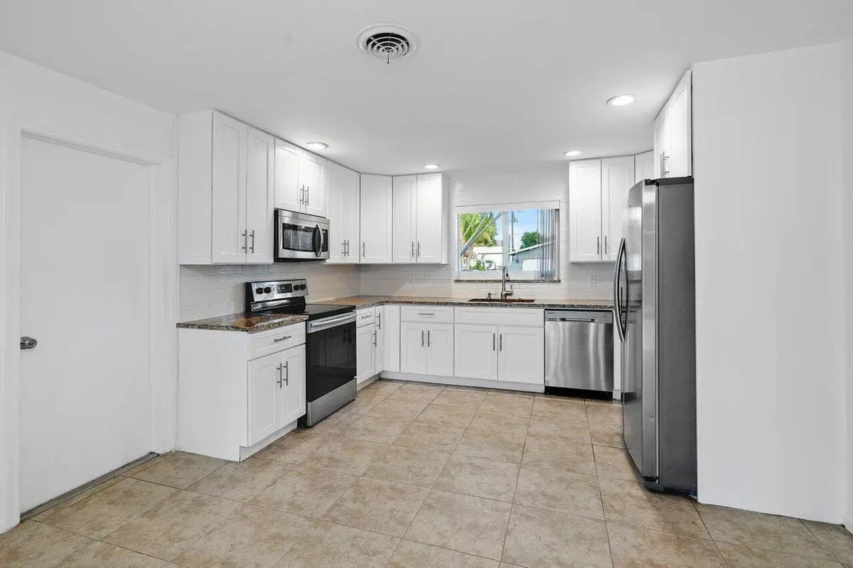 010-617Southeast8thAvenue-DeerfieldBeach at 617 SE 8th Avenue, Deerfield Beach