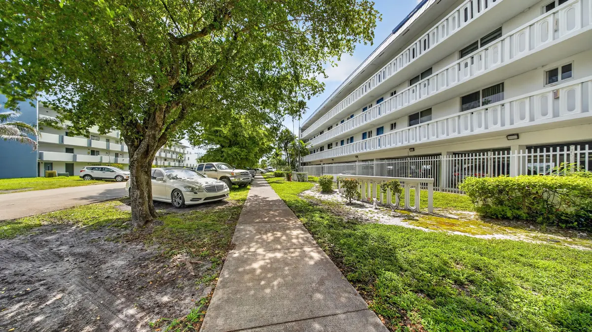 building at 1100 NE 191st Street 44, Miami