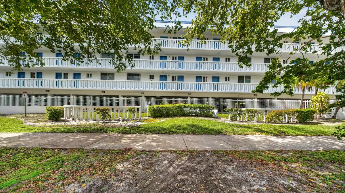building at 1100 NE 191st Street 44, Miami