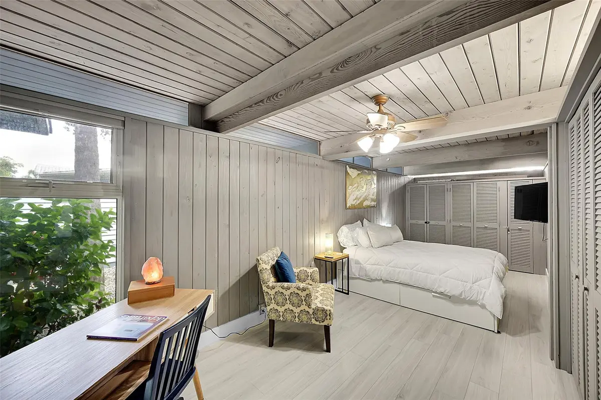 Queen bed at 234 Pine Avenue, Lauderdale-By-The-Sea