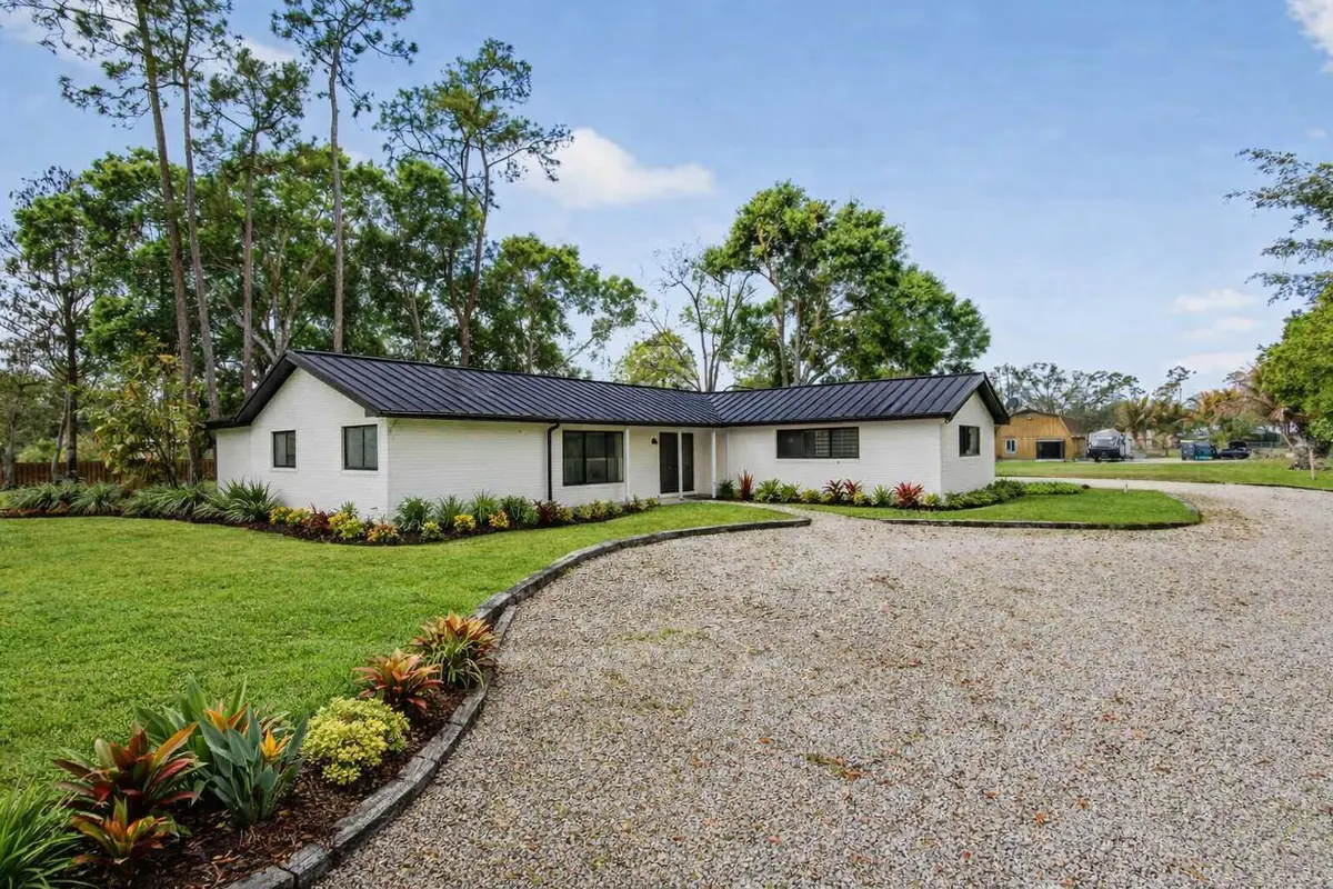 Virtually Renovated at 749 W Rambling Drive, Wellington